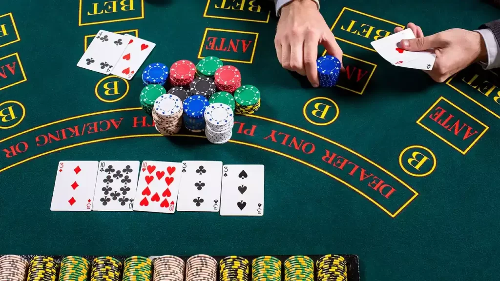 How to play Poker effectively by observing your opponents